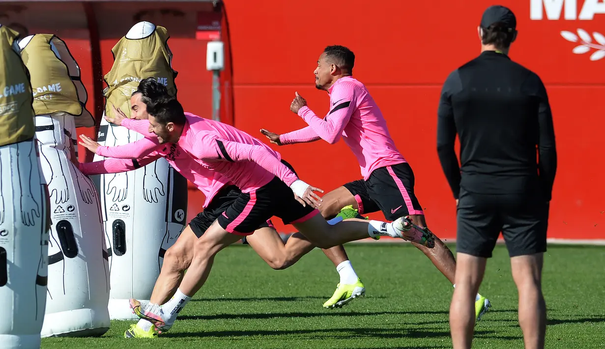 Para pemain Sevilla saat mengikuti sesi latihan tim di tempat latihan Ciudad Deportiva Jose Ramon Cisneros Palacios,  Spanyol (16/2/2021). Sevilla dan Dortmund Keduanya sama-sama menyandang status tim kuda hitam di Liga Champions. (AFP/Cristina Quicler)