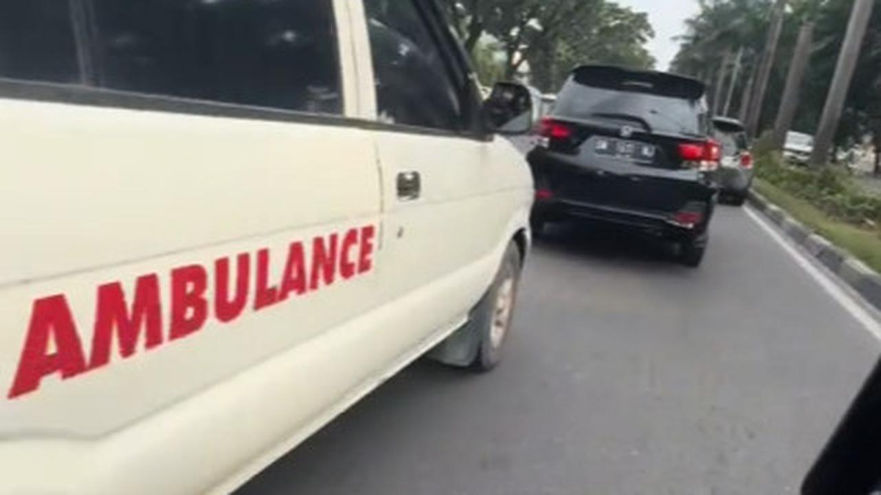 Temui Ambulans Dijalan, Aksi Pria Bantu Buka Jalan Ini Banjir Pujian