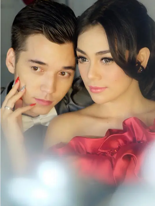 Kabar kehamilan berembus ketika Celine Evangelista mengunggah foto saat menjadi bintang tamu dalam acara Rumpi yang dipandu Feni Rose. Netizen yang jeli memperhatikan gerak-gerik kekasih Stefan William tersebut. (Instagram)