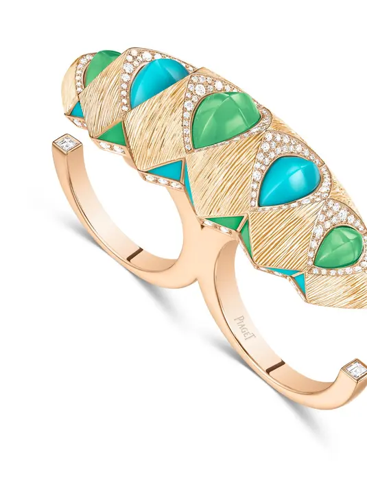 Sunlight Panorama adalah ode terhadap mineralitas dan warna. Menggabungkan chrysoprase dan batu turquoise dalam beragam ukuran, koleksi ini memperlihatkan gradasi biru yang berpadu harmonis dengan kilau berlian. Tak hanya indah, setiap kurva dan detailnya dirancang secara tiga dimensi dan disempurnakan dengan teknik ukir emas khas Piaget: Decor Palace. [Dok/PIAGET].