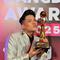 Jirayut tak dapat menyembunyikan kebahagiaannya kala menang Indonesian Dangdut Awards 2025 kategori Penyanyi Dangdut Solo Pria Terpopuler. (Foto: Dok. Instagram @jirayutdaa4official)