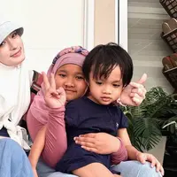 Dikutip dari YouTube dr. Richard Lee, MARS, Ustaz Derry Sulaiman menceritakan asal mula keputusan Inara untuk mengenakan cadar. Ternyata, keputusan Inara untuk bercadar berawal dari keresahan Virgoun karena banyak yang memperhatikan wajah cantik Inara Rusli. Kini setelah berpisah dengan Virgoun, Inara melepas niqab atau cadar karena alasan mulia untuk menghidupi anak-anaknya. (Liputan6.com/IG/@mommy_starla)