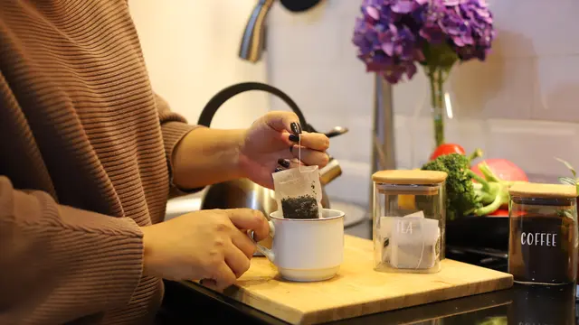 wanita januari minum teh