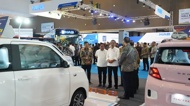Presiden Republik Indonesia Joko Widodo (Jokowi) mengunjungi pameran kendaraan listrik Periklindo Electric Vehicle Show (PEVS) 2024 di JIExpo Kemayoran, Jakarta, Jumat (3/5/2024) sore.