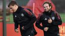Senyum pemain Manchester United, Daley Blind (kanan) saat melakukan pemanasan bersama Victor Lindelof di club training complex, Carrington, Manchester, (11/9/2017). MU akan melawan FC Basel di grup A Liga Champions. (AFP/Paul Ellis)