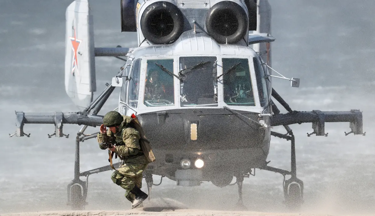 Seorang prajurit turun dari helikopter Ka-29 saat latihan militer Armada Baltik Angkatan Laut Rusia di Kaliningrad, Rusia, Kamis (4/4). (REUTERS/Vitaly Nevar)