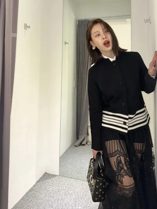 <p>Kali ini Go Min Si tampil dengan koleksi Dior Resort. Paduan blazer bernuansa navi dengan rok see through hadirkan gaya yang begitu memukau. Tas Lady Dior menambah kemegahan gayanya. [Foto: Instagram/ Go Min Si]</p>