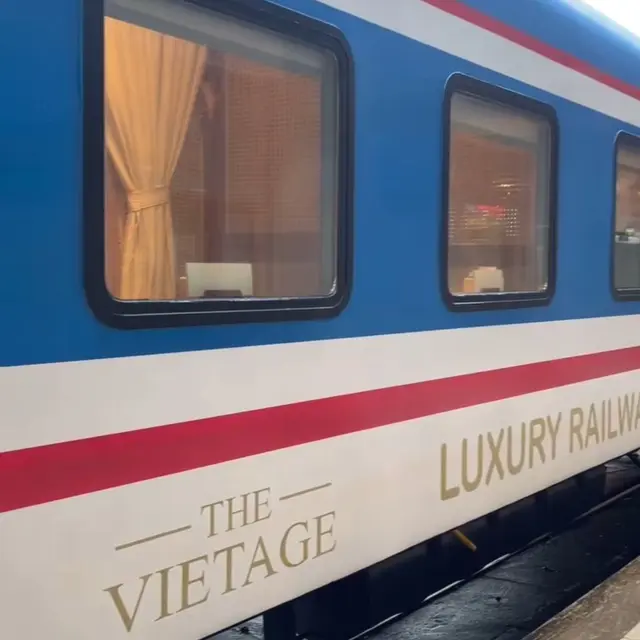 Gerbong kereta mewah Vietnam oleh operator Anantara. (Dok: IG @thevietage https://www.instagram.com/reel/C61cgSiP7qt/?igsh=bHpnbXo2ZHExc3k4)