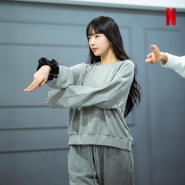 Bae Suzy Jadi Idol Kpop di Drama Korea Doona! (Foto: Instgaram/ skuukzky)