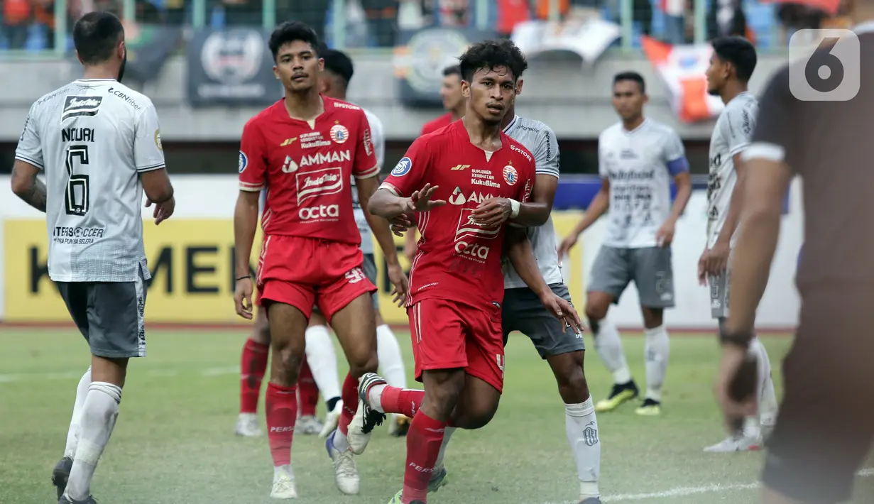 Pemain Persija Jakarta, Osvaldo Haay mendapat kawalan ketat pemain Bali United saat melakoni babak kedua laga lanjutan BRI Liga 1 Indonesia di Stadion Patriot Chandrabhaga, Kota Bekasi, Jawa Barat, Minggu (15/1/2023). Gol Persija dicetak oleh Rezki Fandy Witriawan, Hansamu Yama Pranata dan Ondrejkudela. (Liputan6.com/Helmi Fithriansyah)