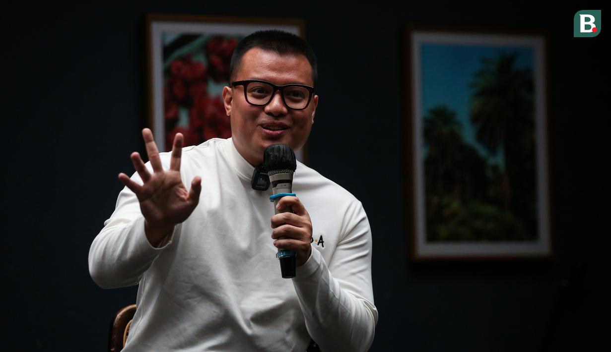 <p>Co-Chair B.E.D.A, Pangeran Siahaan memberikan keterangan di samping Tsamara Amany saat deklarasi dukungan B.E.D.A kepada pencalonan Erick Thohir sebagai Ketua Umum PSSI yang berlangsung di GIOI Menteng, Jakarta, Rabu (18/1/2023). (Bola.com/Bagaskara Lazuardi)</p>