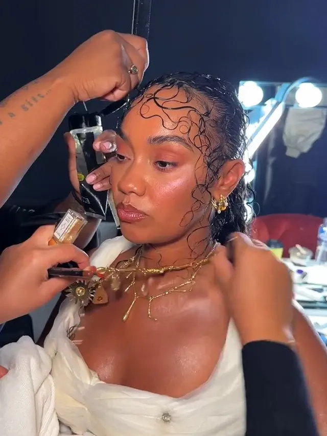 Leigh-Anne Pinnock bersiap dengan menjalani proses makeup sebelum tampil di runway London Fashion Week 2026..