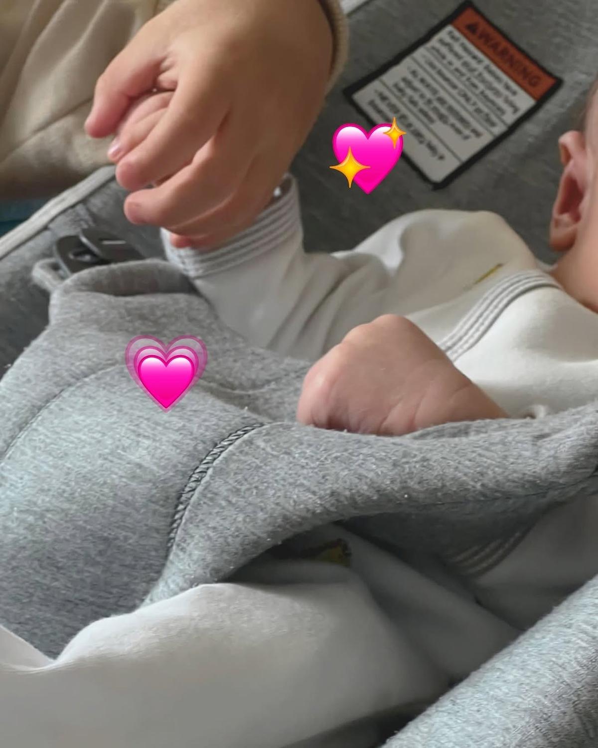 Potret Issa Anak Nikita Willy Momong dan Menjaga Adiknya, Gemas dan Ingin Selalu Dekat