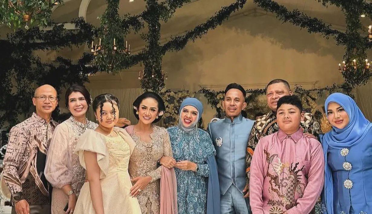 Sedangkan, Krisdayanti mengenakan kebaya pink senada dengan selendangnya senada dengan bawahan kainnya. Amora bergaya elegan dengan mini dress beige. [@krisdayantilemos]