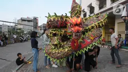 Latihan naga liong dan barongsai merupakan persiapan jelang perayaan Tahun Baru Imlek 2575 Kongzili yang jatuh pada Sabtu (10/2/2024). (merdeka.com/Imam Buhori)