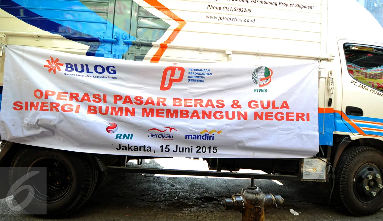 Penampakan mobil Operasi Pasar Bulog 2015 di kawasan Pasar Benhil, Jakarta, Jumat (26/6/2015). Operasi pasar ini untuk menjaga stabilitas harga sembako di bulan Ramadan. (Liputan6.com/Yoppy Renato)