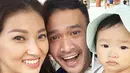 Bersama dengan putrinya, Thalia Putri Onsu, pemeran dan penyanyi itu langsung mencari penerbangan demi menyusul suaminya di Singapura. (dok. Instagram)