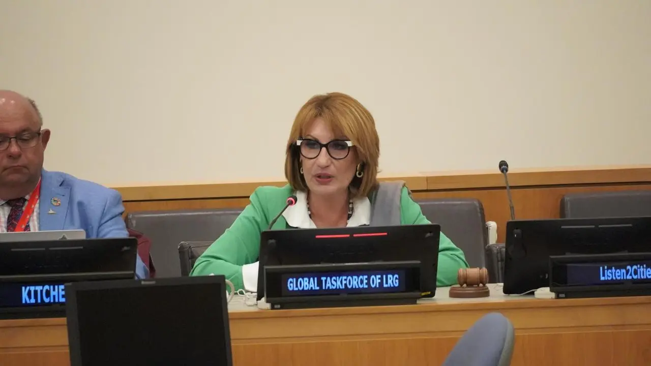 Emilia Saiz, mewakili Global Taskforce of Local and Regional Governments (GTF LRG) dan sekaligus UCLG Secretary General, menyapa Mensos Tri Rismaharini sebagai teman yang langka dan membanggakan yang hadir kembali di Markas Besar PBB.