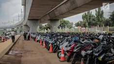 Sejumlah sepeda motor terparkir di Park and Ride di kawasan Lebak Bulus, Jakarta, Kamis (28/3). Park and Ride Stasiun MRT Lebak Bulus memiliki luas sekitar 8.000 meter persegi. (Liputan6.com/Faizal Fanani)