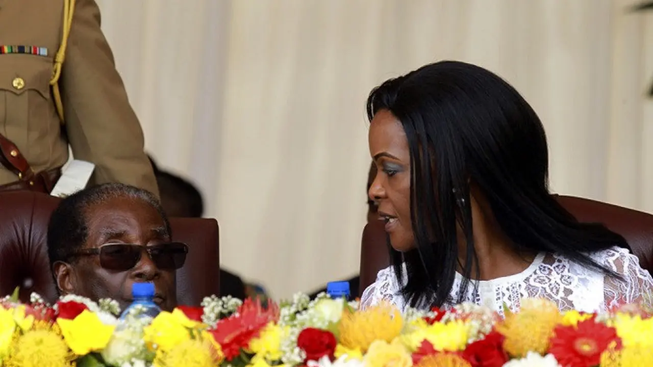 Presiden Robert Mugabe dan istri saat meresmikan pergantian nama Bandara Internasional Harare menjadi Bandara Internasional Robert Mugabe
