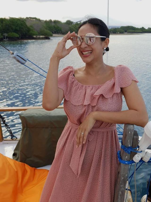 7 Gaya Liburan Happy Salma di Atas Kapan Bersama Keluarga