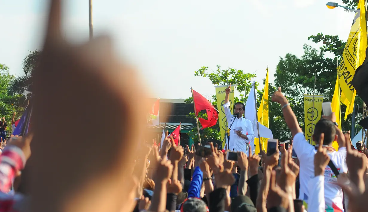 Capres 01 Joko Widodo mengacungkan jari saat kampanye terbuka di Indramayu, Jawa Barat, Jumat (5/4). Dalam sambutannya Jokowi berjanji menjaga Indramayu sebagai lumbung padi nasional. (Liputan6.com/Angga Yuniar)