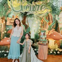 Shandy Aulia merayakan ulang tahun putrinya, Claire yang ke enam dengan pesta bertema hutan. Penampilannya jadi sorotan lantaran terlihat elegan meski busananya effortless [@shandyaulia]
