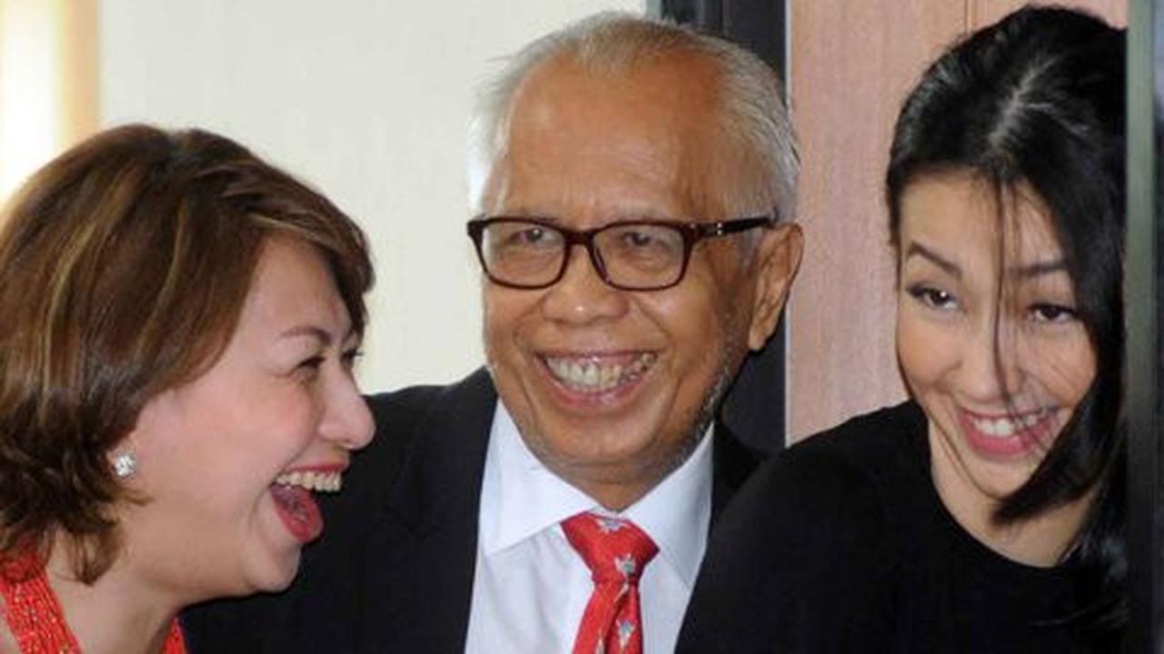 Datangi Tipikor, Velove dampingi Papa Kaligis jalani sidang