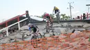 dari kiri, Pembalap Estonia, Kirill Tarassov, pembalap Singapura, Riyadh Hakim dan pembalap Ceko, Simon Nemec, beraksi di UCI MTB Eliminator World Cup 2024 yang digelar di Sirkuit SG 1973, Palangka Raya, Minggu (19/5/2024). (Bola.com/Ade Yusuf Satria)