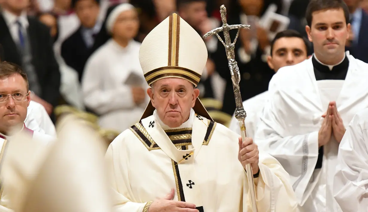 Paus Fransiskus memimpin misa Malam Natal di Basilika Santo Petrus, Vatikan, Selasa (24/12/2019). Paus Fransiskus yang berusia 83 tahun itu memimpin Natal bagi 1,3 miliar umat Katolik dunia. (Alberto PIZZOLI / AFP)
