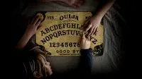 Papan Ouija dikenal sebagai benda untuk memanggil jiwa-jiwa yang tersesat dan tidak bisa kembali ke akhirat.