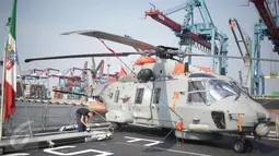 Sebuah helikopter berada di atas Kapal perang kelas fregat Angkatan Laut Italia, ITS Carabiniere F-593 di dermaga Terminal Peti Kemas Pelabuhan Tanjung Priok, Jakarta, Kamis (9/3). (Liputan6.com/Faizal Fanani)