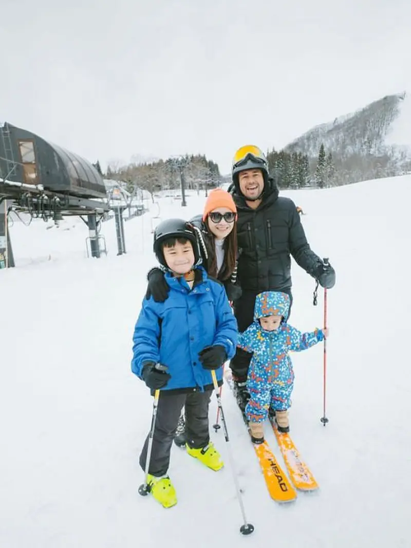 Raffi Ahmad bersama istri dan dua anaknya asyik berlibur di Jepang. (Source: Instagram @raffinagita1717)
