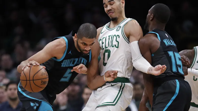 Jayson Tatum (Baju putih) berduel dengan pemain Hornets