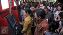 Menteri BUMN Rini Soemarno saat menjajal mesin ATM Himbara Link di pasar Tanah Abang, Jakarta, Senin (21/12). Empat bank BUMN yang tergabung dalam Himpunan Bank Milik Negara (Himbara) resmi meluncurkan fasilitas ATM Himbara. (Liputan6.com/Johan Tallo) 