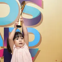 Gempita Nora Marten, selalu berhasil menarik perhatian publik karena menggemaskan. Seperti saat ia mengangkat piala kemenangan Mom n Kids Awards 2017. Sebagai ibu, Gisella Anastasia pun tertawa melihat ekspresinya. (Bambang E.Ros/Bintang.com)