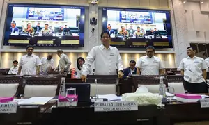 Menteri Keuangan Purbaya Yudhi Sadewa (tengah) sesaat sebelum rapat kerja bersama Komisi XI DPR di Kompleks Parlemen, Senayan, Jakarta, Senin (6/4/2026). Pemerintah memastikan harga Bahan Bakar Minyak (BBM) bersubsidi tidak naik hingga akhir tahun 2026. (merdeka.com/Arie Basuki)