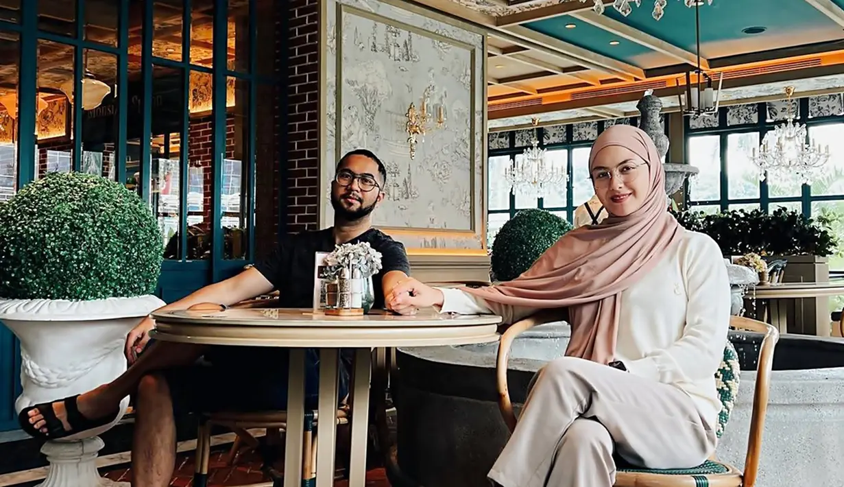 Pernah menjadi mantan kekasih dari Panji Trihatmodjo hingga aktor Ringgo Agus Rahman, perjalanan asmara Revalina pun berlabuh di pelaminan dengan pria bernama  Rendy Aditya Gunawan. Saat ini juara favorit pilihan pembaca pada pemilihan GADIS Sampul tahun 1999 ini sudah jarang muncul di layar kaca.
 (Liputan6.com/IG/@vatemat)