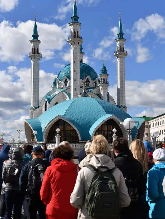 Wisatawan mengunjungi masjid Kul-Sharif di Kazan, Rusia, 9 Juni 2018. Masjid dengan ciri khas kubah berwarna biru ini mampu menampung sampai enam ribu jamaah. (AFP PHOTO/SAEED KHAN)