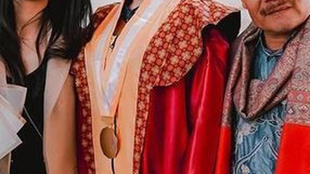 Di hari spesial wisuda Dinar, sang ayah tampak mendampinginya dengan penuh kebanggaan. Kebahagiaan mereka jelas terlihat di setiap foto.