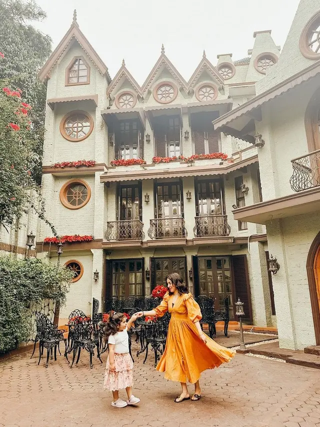 Tasya Farasya baru saja mengunggah foto barunya di depan rumah mewah miliknya