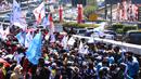 Ribuan buruh melakukan aksi di depan Gedung DPR RI, Jakrta, Selasa (25/8/2020). Aksi tersebut menolak draft omnibus law RUU Cipta Kerja yang diserahkan pemerintah kepada DPR. (Liputan6.com/Angga Yuniar)