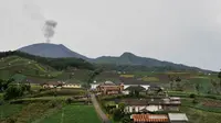 Sejumlah warga di bagian Utara dari Gunung Slamet masih tetap melakukan aktivitas, Senin (5/5/14). (Liputan6.com/Andrian M Tunay) 