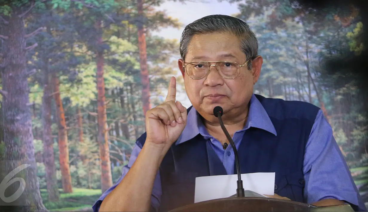 Ketua Umum Partai Demokrat Susilo Bambang Yudhoyono (SBY), menggelar jumpa pers di Cikeas, Bogor, Rabu (2/11). Presiden ke-6 RI itu menyampaikan tanggapannya terkait berbagai isu nasional, keamanan dan politik. (Liputan6.com/Herman Zakharia)