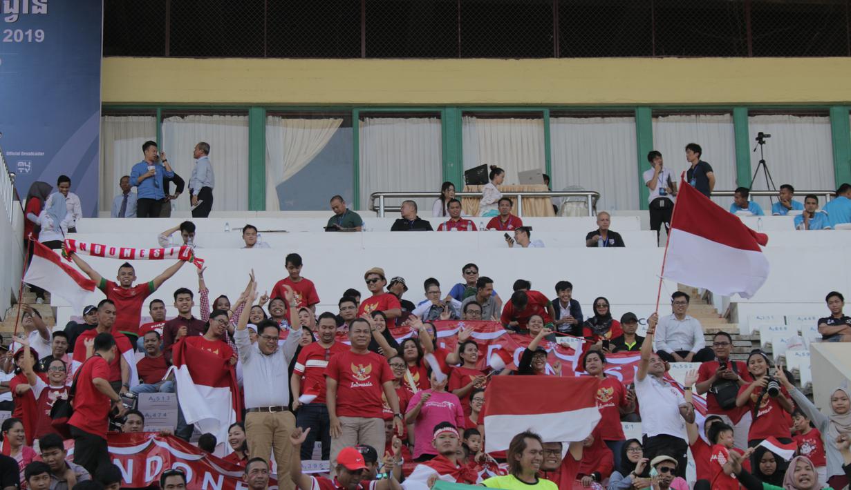 Antusias yang tinggi dari para pendukung Indonesia pada laga pertama piala AFF U-22 yang berlangsung di Stadion Nasional, Phom Penh, Kamboja, (Senin/18/2). Timnas Indonesia bermain imbang 1-1 kontra Myanmar. (Bola.com/Zulfirdaus Harahap)