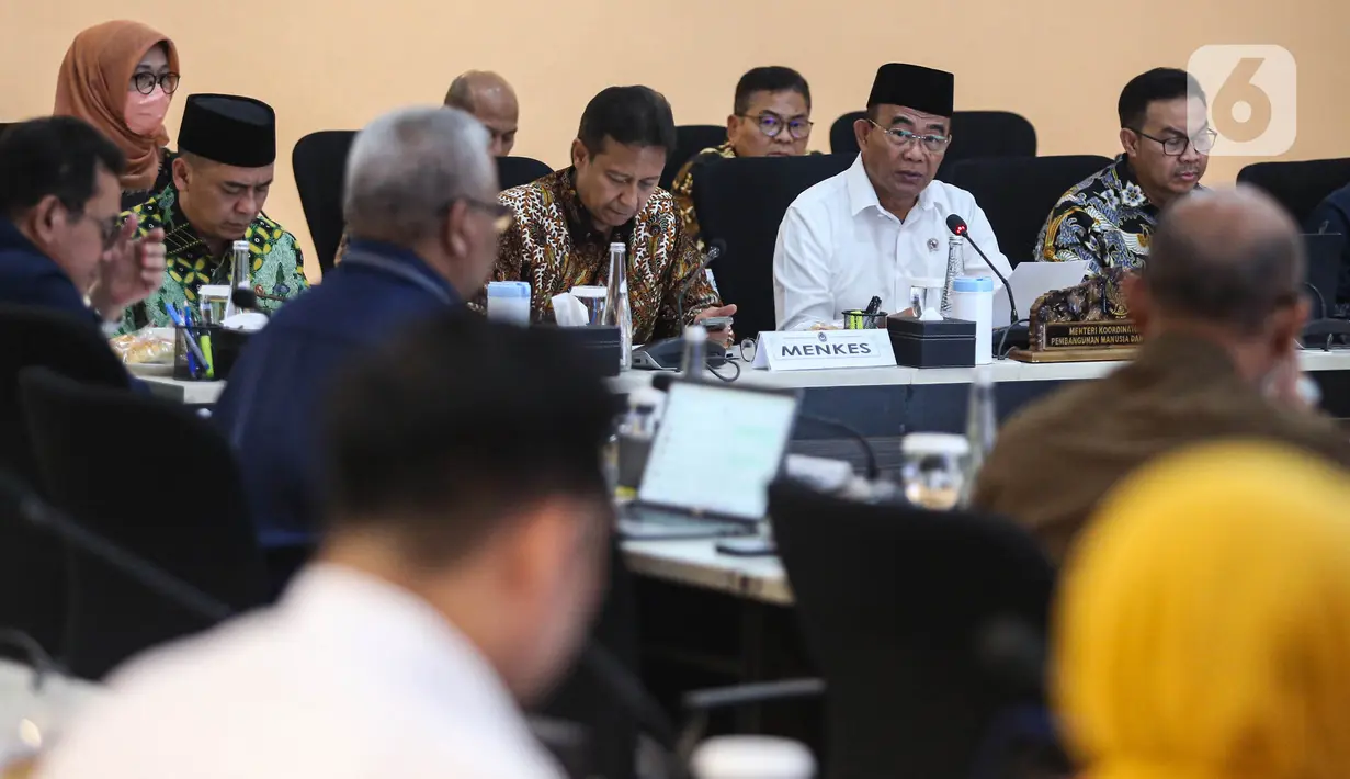 Menteri Koordinator Pembangunan Manusia dan Kebudayaan (Menko PMK), Muhadjir Effendy (kedua kanan depan) saat menggelar rapat tingkat menteri di Gedung Kementerian Koordinator Pembangunan Manusia dan Kebudayaan, Jakarta, Rabu (21/8/2024). (Liputan6.com/Angga Yuniar)