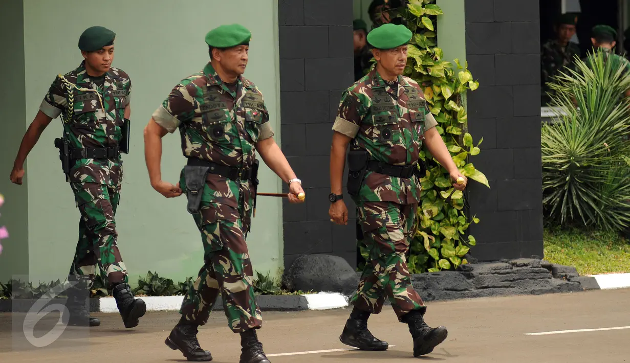 Letjen TNI Agus Sutomo (kanan) berjalan bersama Mayjen Teddy Lhaksmana WK saat Apel bersama Satuan Jajaran Kodam Jaya di Makodam Jaya, Jakarta, Kamis (17/9/2015). Apel diiringi serah terima jabatan Pangdam Jaya. (Liputan6.com/Helmi Fithriansyah)