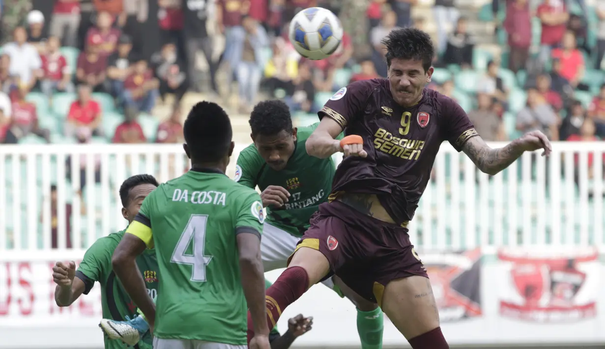 Striker PSM Makassar, Giancarlo Rodrigues, menyundul bola saat melawan Lalenok United pada laga Piala AFC di Stadion Pakansari, Bogor, Jawa Barat, Rabu (29/1/2020). PSM menang 3-1 atas Lalenok United. (Bola.com/M Iqbal Ichsan)