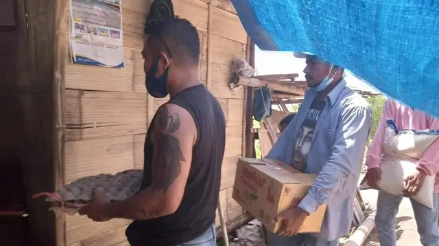 Peternak ayam kampung Rofin Muda menyerahkan bantuan telur ayam kampung kepada keluarga ODGJ dan anak gizi buruk di Desa Heo Puat,Kecamatan Hewokloang,Kabupaten Sikka,NTT, (Liputan6.com/Dionisius Wilibardus)
