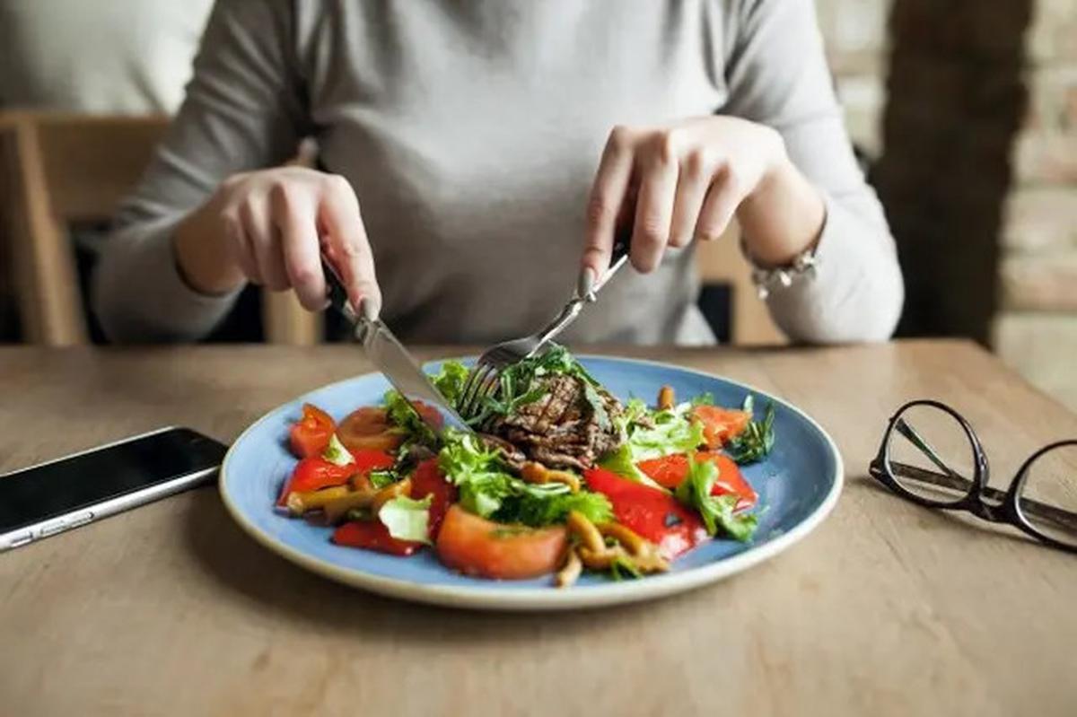 5 Zodiak yang Tidak Melepaskan Handphone Mereka Bahkan Saat Sarapan, Kamu Termasuk?